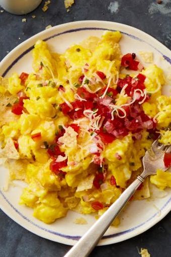 huevos revueltos con nachos y pico de gallo