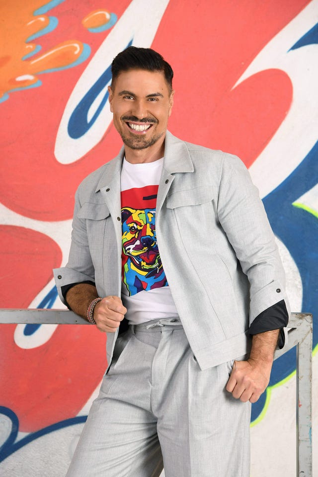 el colaborador con conjuntos gris y colorida camiseta