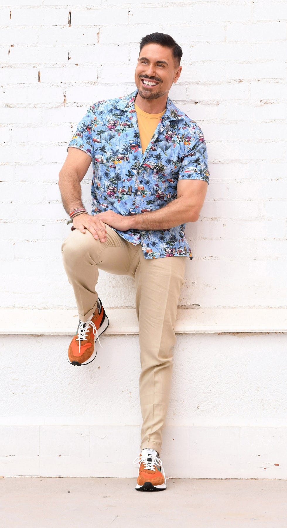 el colaborador con camisa tropical y pantalón beige