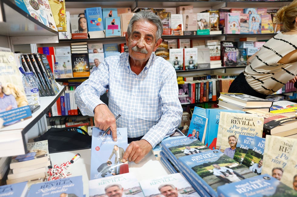 ﻿miguel angel revilla firmo ejemplares de sus libros en la feria del libro de madrid con cara triste