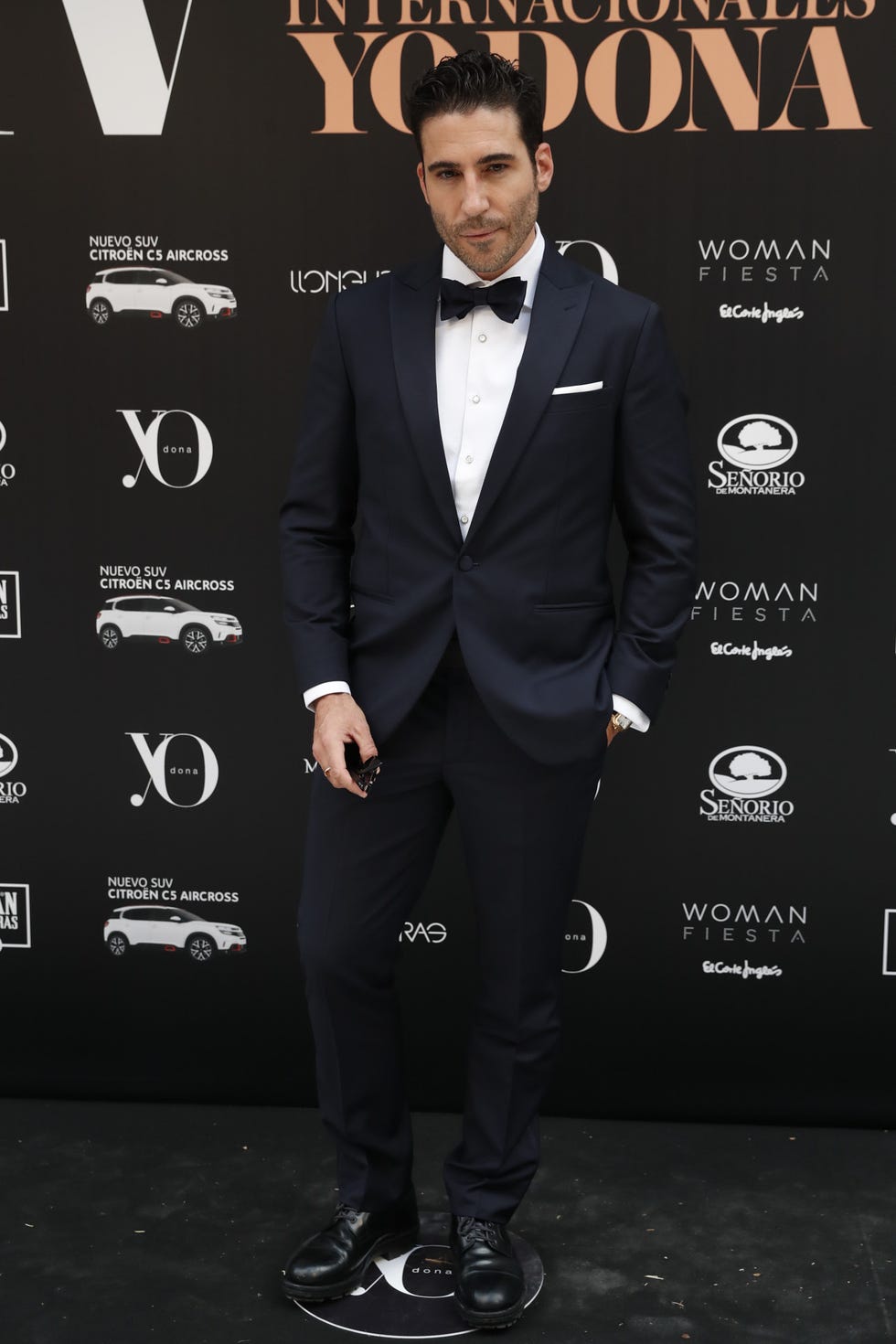 Suit, Formal wear, Tuxedo, Clothing, Premiere, Carpet, Outerwear, White-collar worker, Tie, Bow tie, 