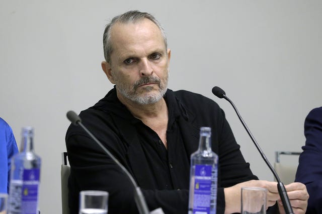 el cantante en una rueda de prensa