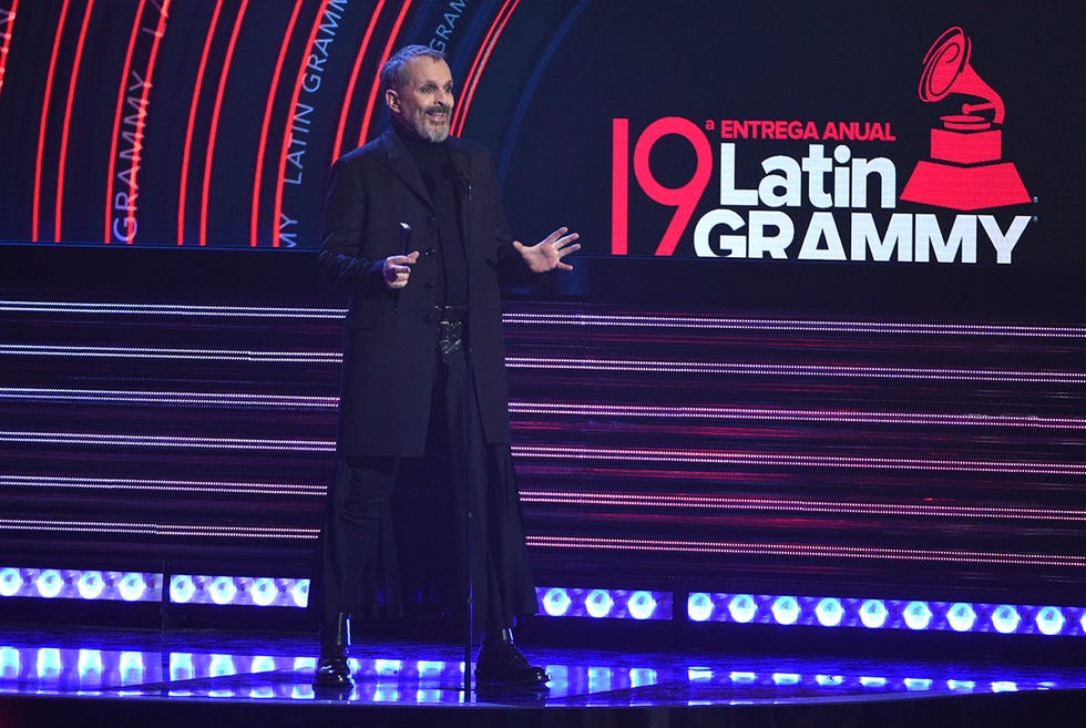 Miguel Bosé reaparece en los premios Grammy Latinos y hace saltar las alarmas por su estado de salud