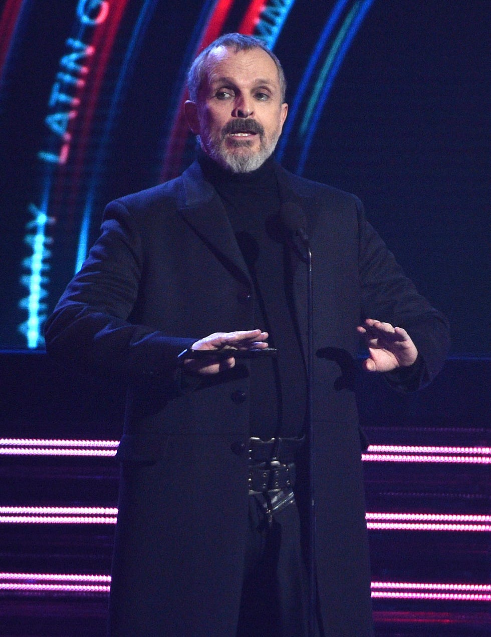 miguel bosé reaparece en los premios grammy latinos y hace saltar las alarmas por su estado de salud
