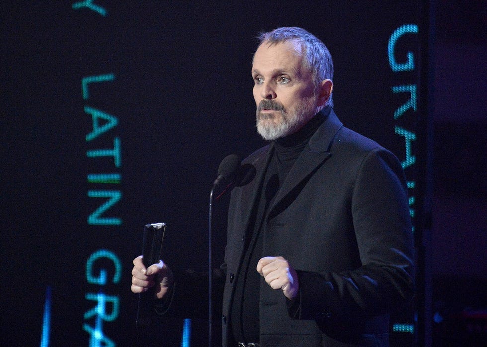 miguel bosé reaparece en los premios grammy latinos y hace saltar las alarmas por su estado de salud