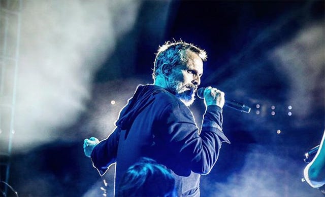 Miguel Bosé vuelve a preocupar por sus problemas vocales y su descuidado aspecto