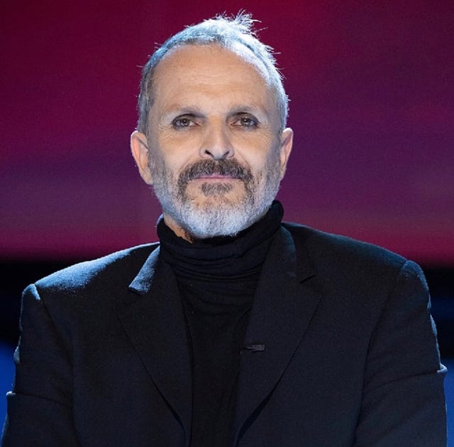 el cantante vestido de negro