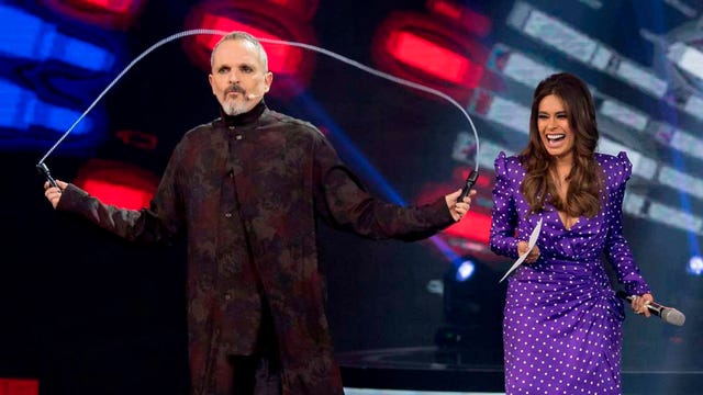 Miguel Bosé salta a la comba en el programa mexicano 'Pequeños gigantes'.