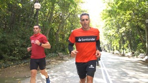 miguel induráin corriendo por el campo grande de valladolid en su desafió solidario con martín fiz organizado por el banco santander