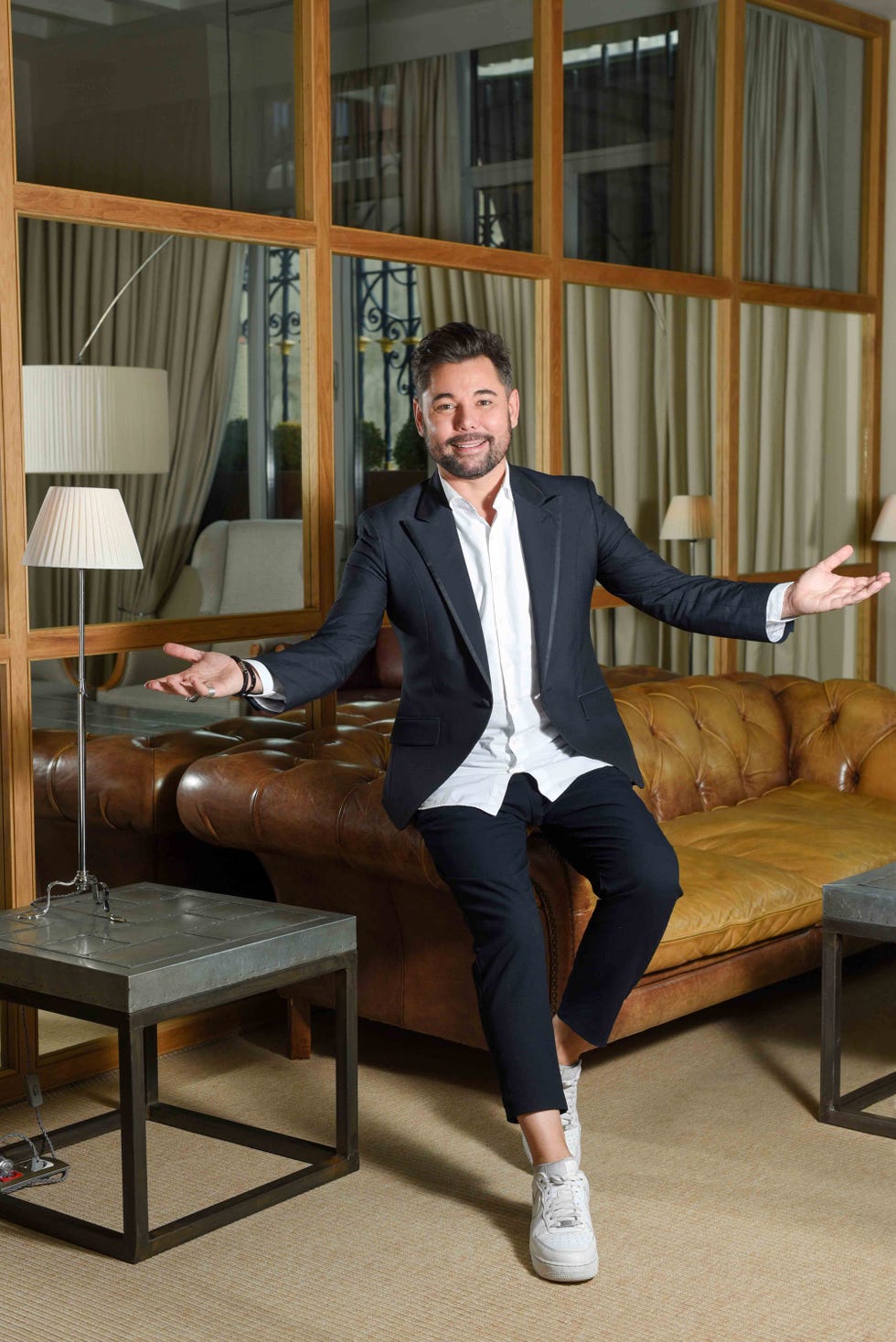 Miguel Poveda, vestido casual en el hotel Urso de Madrid 