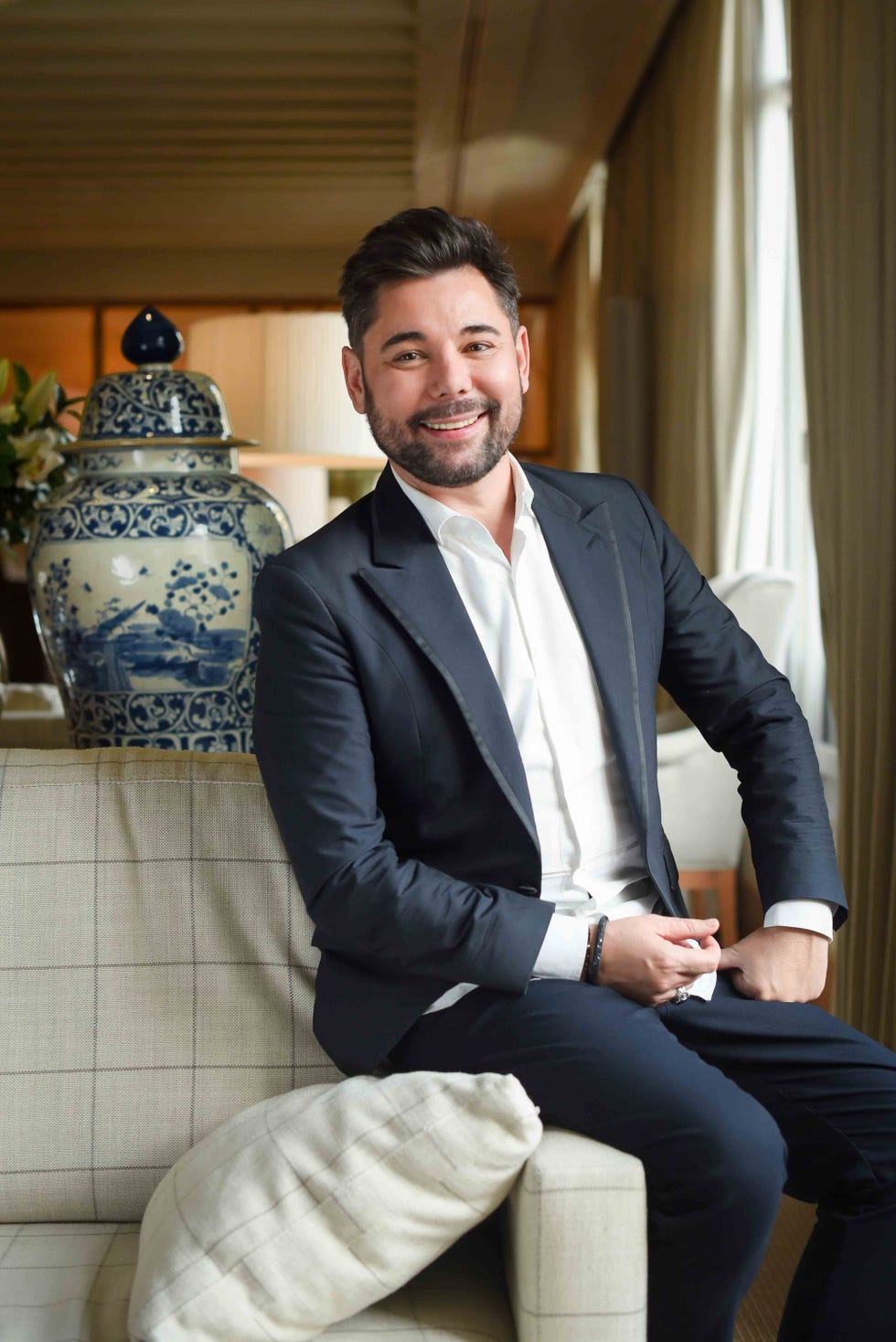 miguel poveda sentado en una habitación del hotel urso