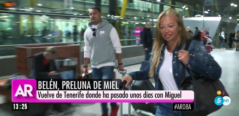 Belén Esteban y Miguel Marcos en el aeropuerto a su vuelta de Tenerife