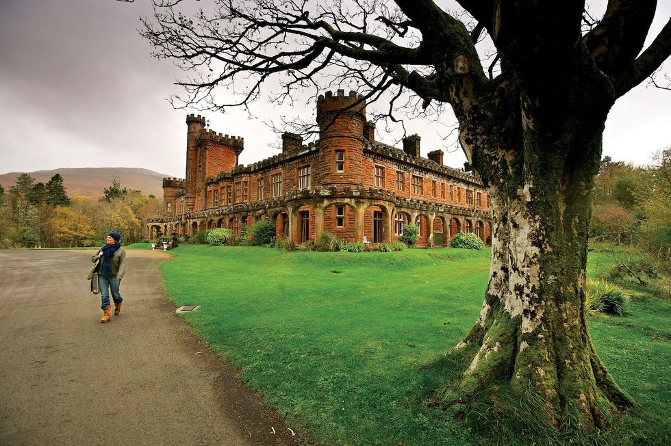 Baronet George Bullough bouwde Kinloch Castle een eeuw geleden op zijn erfgoed Rum Het raakte na de Eerste Wereldoorlog in verval en is nu een monument