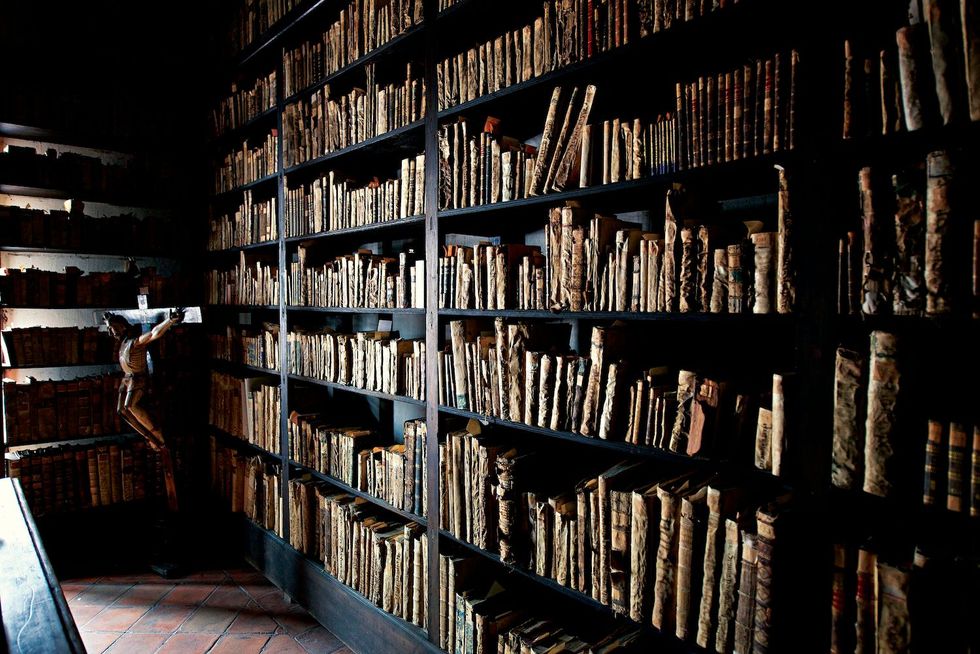 Halfvergane boeken en manuscripten in de bibliotheken van het Museo Regional te Quertaro een voormalig franciscaans klooster Hier ontdekt de auteur meer over zijn familiegeschiedenis