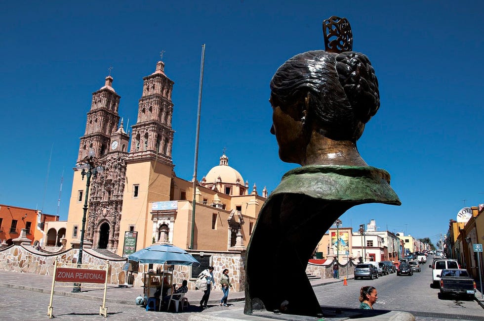 De buste van La Corregidora heldin van Mexicos 19deeeuwse Onafhankelijkheidsoorlog waakt over Dolores Hidalgo