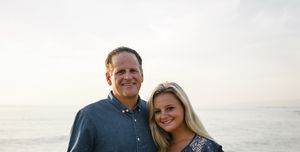vader en dochter op het strand