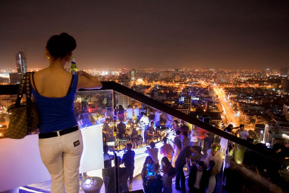 De chic van Saigon  locals expats zakenlui en reizigers  komen samen in Chill Sky Bar de coolste nachtclub van de stad op de 26ste en 27ste etage van een wolkenkrabber ca 2011
