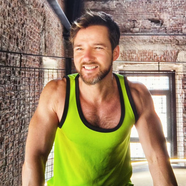 mikel hennet, cantante y animador en y ahora sonsoles, con camiseta verde neon de tirantes