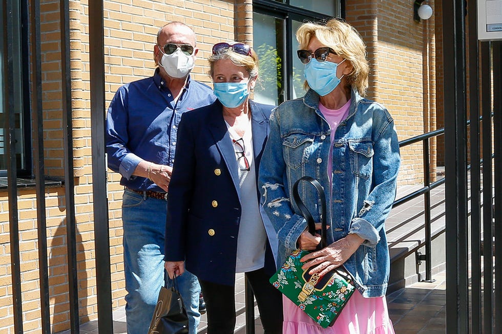 mila ximénez con sus hermanos manolo y concha en el restaurante 'el qüenco de pepa'