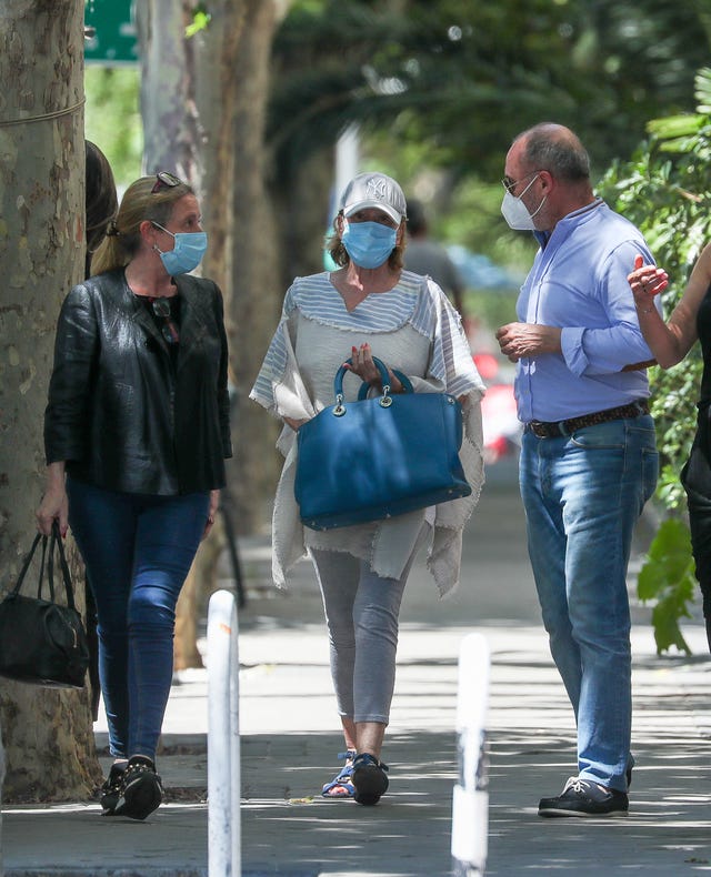 mila ximénez comienza su tratamiento contra el cáncer de pulmón arropada por sus hermanos