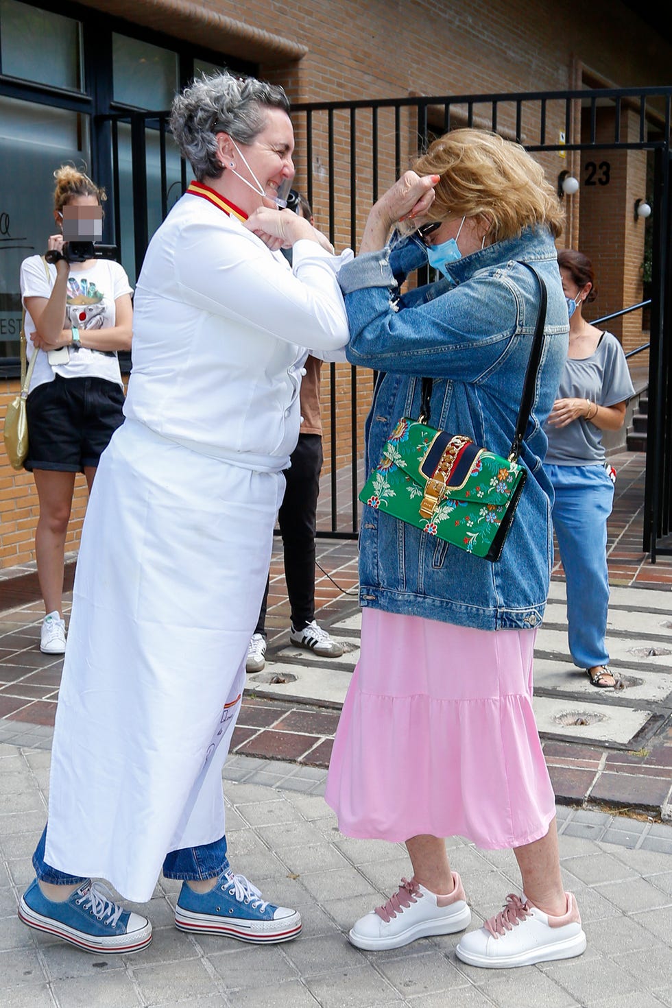 mila ximenez con la cocinera pepa muñoz saliendo del restaurante quenco de pepa18062020madrid