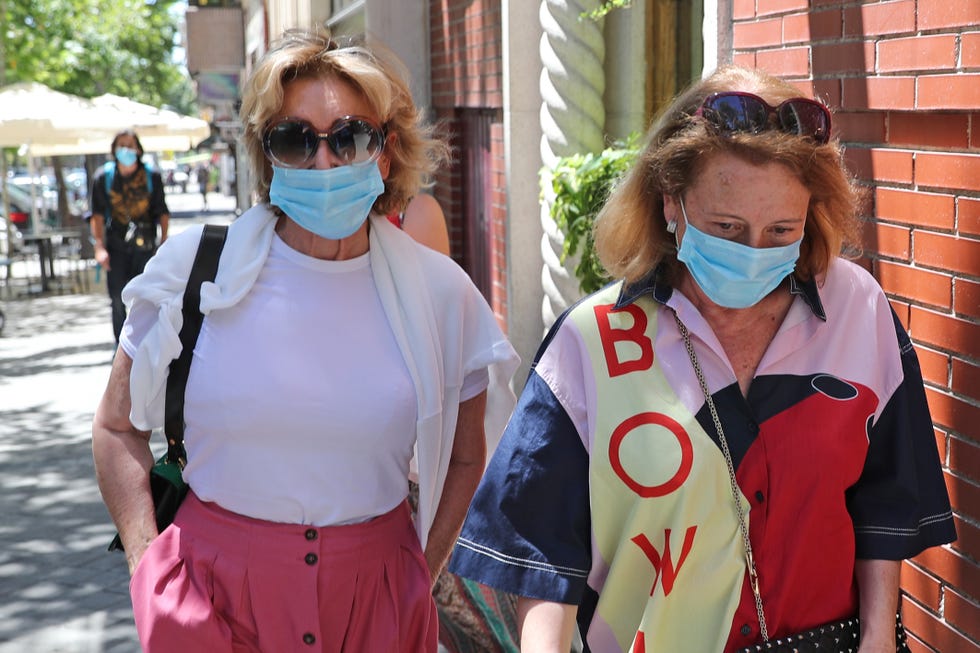 mila ximenez y su hermana por las calles de madrid