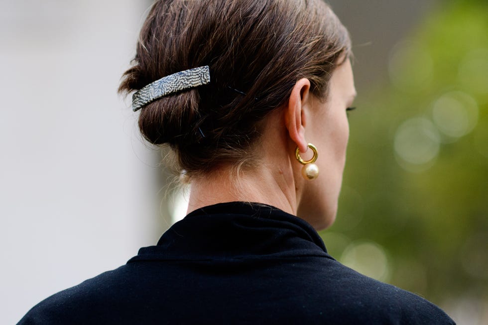 Hair, Hairstyle, Ear, Neck, Bun, Chin, Shoulder, Chignon, Black hair, Hair tie, 