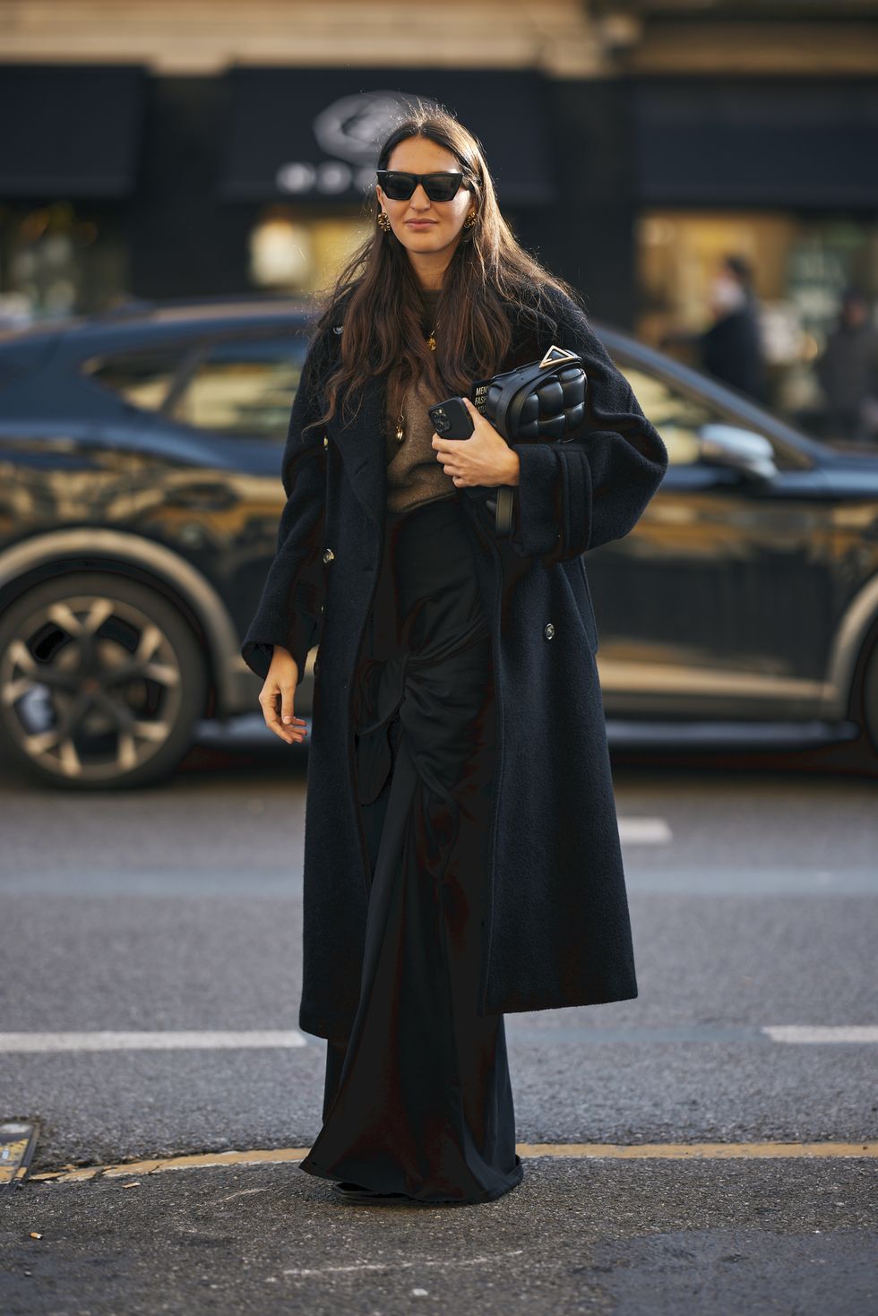 Cómo llevar el abrigo negro largo que nunca pasa de moda, según las  italianas más elegantes