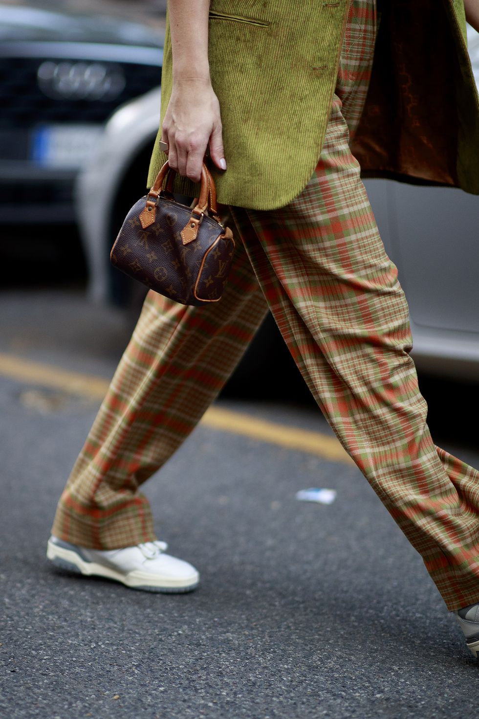 street style milano, pantaloni morbidi