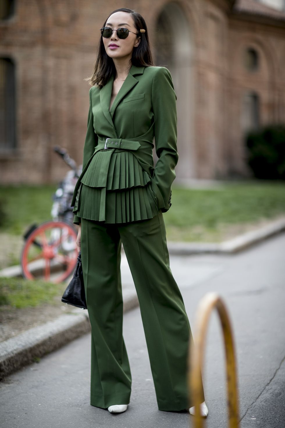colori moda 2019, colori di tendenza 2019, outfit verde abbinamenti, verde oliva abbinamenti, outfit con pantaloni verdi, colori da abbinare al verde, come abbinare il verde scuro, come abbinare il verde militare