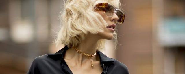 Hair, Eyewear, Face, Blond, Hairstyle, Beauty, Street fashion, Sunglasses, Lip, Fashion, 