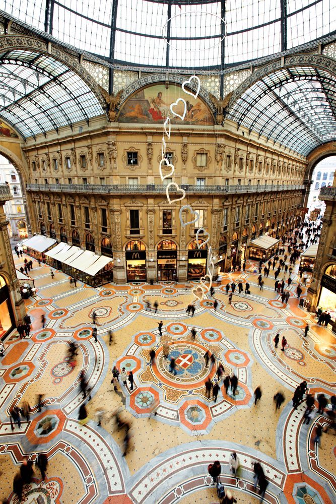 Tijdloze klasse de prachtige Galleria Vittorio Emanuele II was bij de opening in 1878 een van de eerste winkelgalerijen ter wereld en vond over de hele aardbol navolging