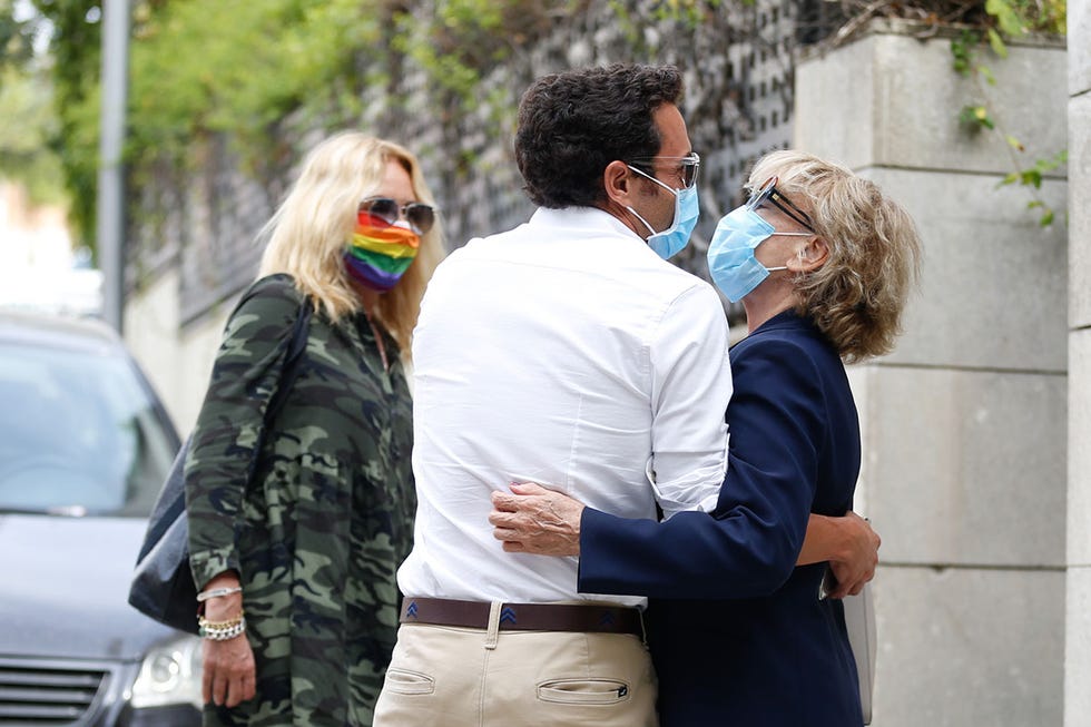 mila ximénez come con sus amigos, antonio rossi y belén rodríguez en madrid