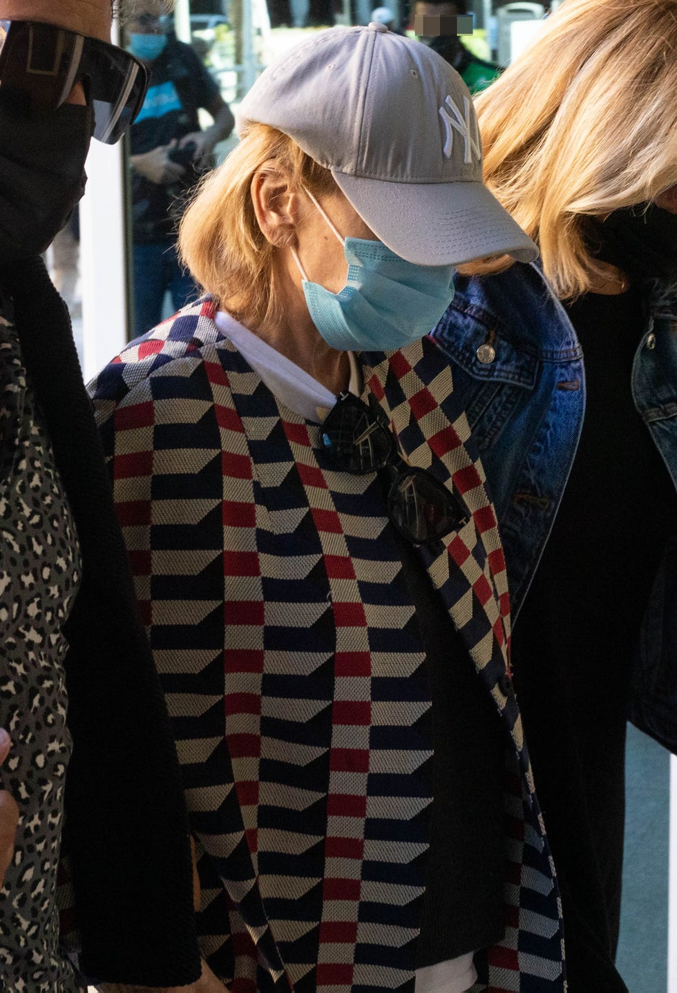 la colaboradora de 'sálvame', con gorra y mascarilla, llega al hospital con su amiga belén rodríguez