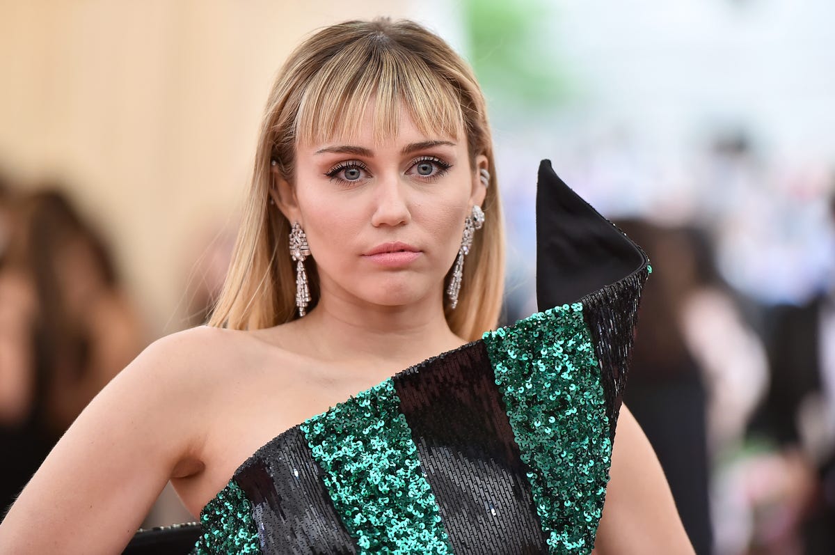 Miley Cyrus Groped By Fan In Barcelona With Liam Hemsworth In Video