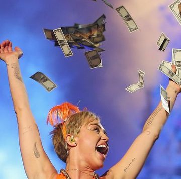 miley cyrus gooit geld in de lucht tijdens een optreden in melbourne australië onderdeel van haar bangerz tour