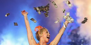 miley cyrus gooit geld in de lucht tijdens een optreden in melbourne australië onderdeel van haar bangerz tour