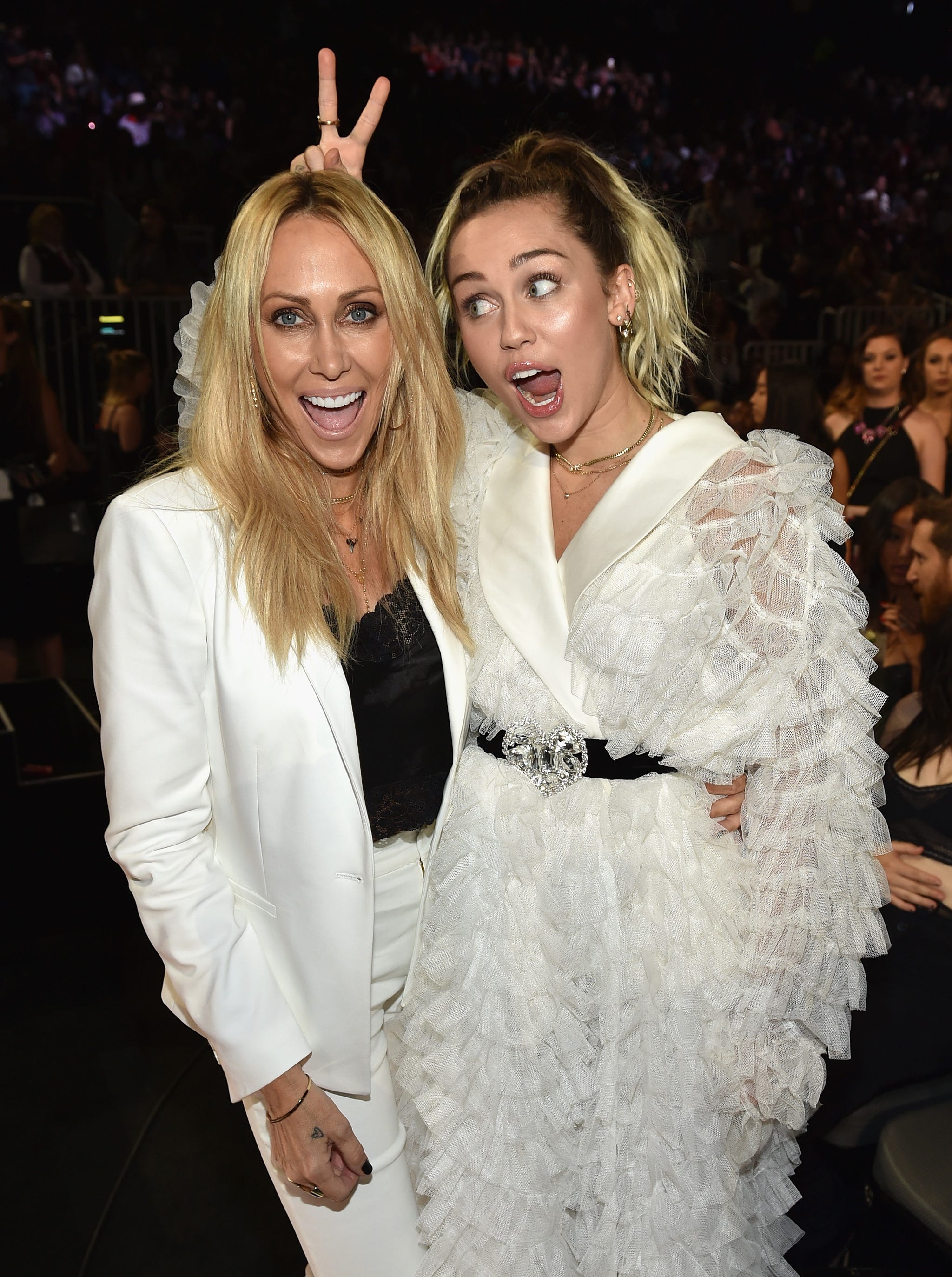 Miley cyrus mother s перевод. Тиш Сайрус. Тиш Сайрус и Майли Сайрус. Тиш Финли Сайрус. Тиш (Летисии) Сайрус.