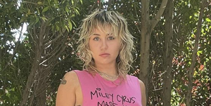 miley cyrus just wore an nsfw tshirt as a dress
