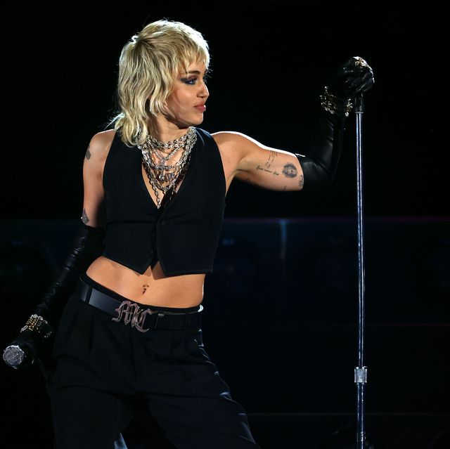 miley cyrus performs a tribute to frontline heroes at the 2021 ncaa final four