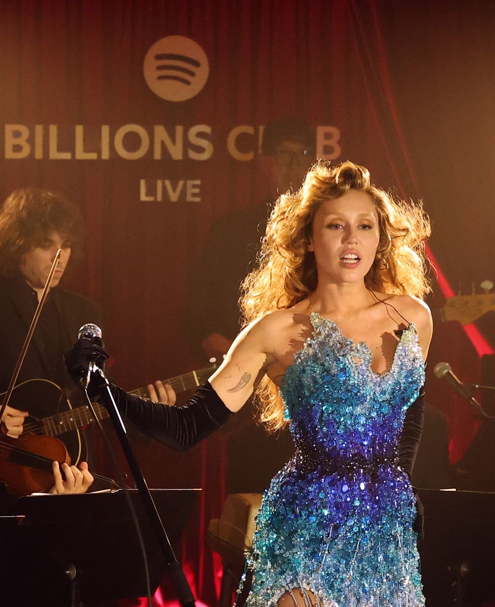 Miley Cyrus Billions Club Series Parigi
