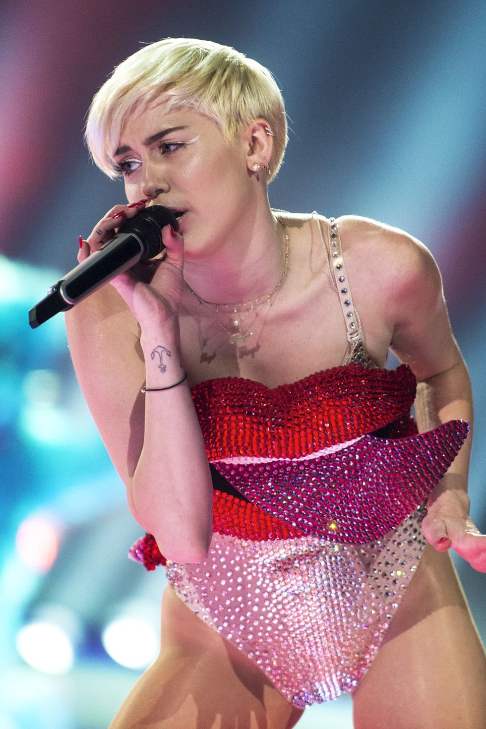 miley cyrus performs at first direct arena in leeds