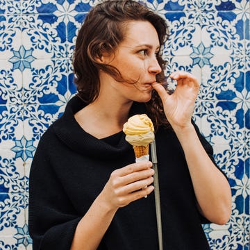 jonge vrouw eet een italiaans ijsje