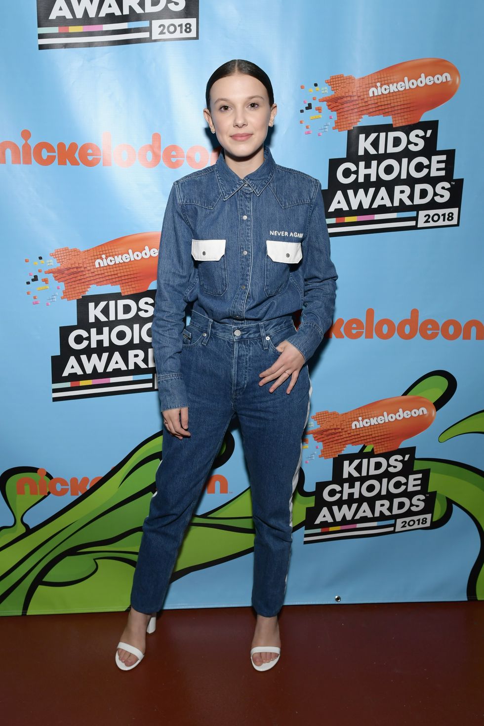 En los Kids Choice Awards de Nickelodeon, Millie Bobby Brown ha lucido un look total denim de Clavin Klein, en el que la parte de atrás de la camisa llevaba escrito el nombre de las 17 víctimas del tiroteo de Florida.