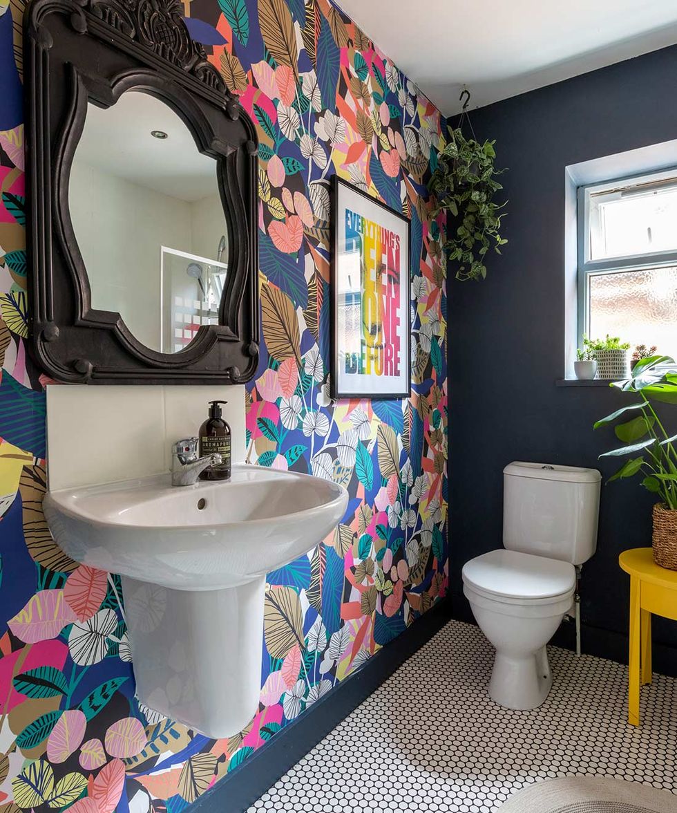 25 baños con papel pintado: ideas, consejos y cuál elegir