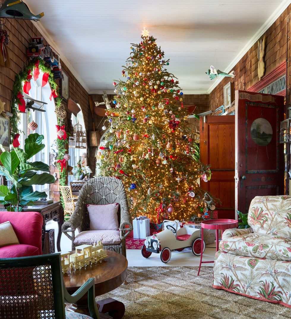 This Designer's Home Is a Holiday Bonanza of Zebras, Gators and Giraffes