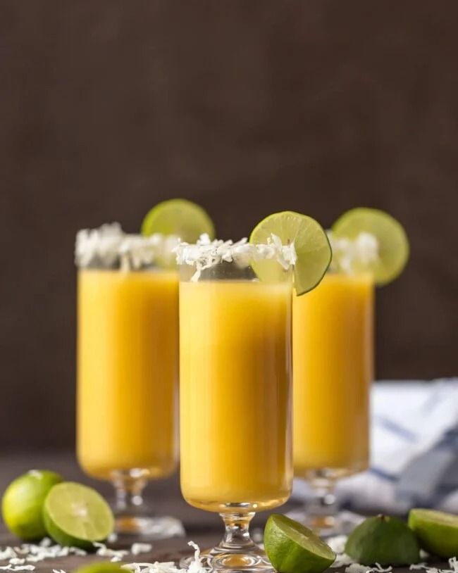 https://hips.hearstapps.com/hmg-prod/images/mimosa-recipes-tropical-mimosa-1676391398.jpeg?crop=1.00xw:0.837xh;0,0.115xh&resize=980:*