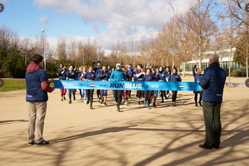 la activista mina guli termina de manera simbólica un maratón en madrid