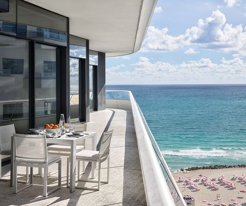 terrace with dining table overlooking the beach