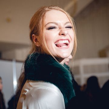 model tijdens fashion week steekt haar tong uit